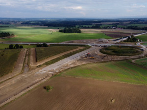 FOTO: Pokračuje výstavba dálnice, která spojí Česko s Rakouskem
