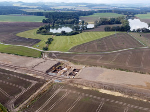 FOTO: Pokračuje výstavba dálnice, která spojí Česko s Rakouskem