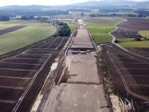 FOTO: Pokračuje výstavba dálnice, která spojí Česko s Rakouskem