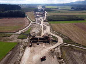 FOTO: Pokračuje výstavba dálnice, která spojí Česko s Rakouskem