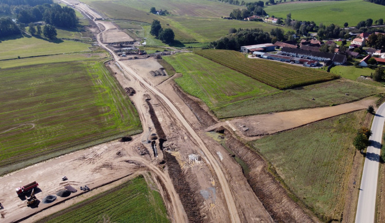 FOTO: Pokračuje výstavba dálnice, která spojí Česko s Rakouskem