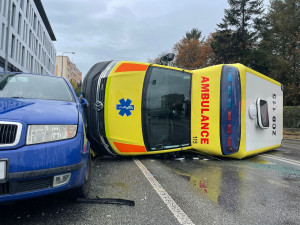 Po střetu s osobním autem zůstala sanitka na boku. Tři lidé se zranili