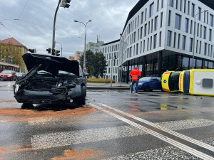 Po střetu s osobním autem zůstala sanitka na boku. Tři lidé se zranili