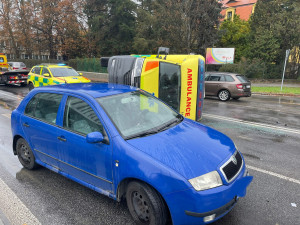 Po střetu s osobním autem zůstala sanitka na boku. Tři lidé se zranili