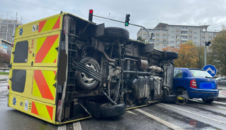 Po střetu s osobním autem zůstala sanitka na boku. Tři lidé se zranili