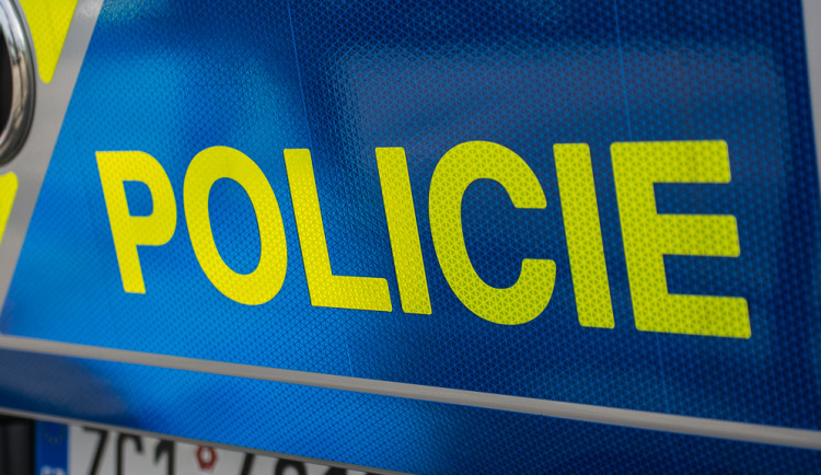 Akční scény na Jihlavsku: Agresor pronásledoval svoji partnerku v autě, poté ji napadl a okradl. Hrozí mu deset let