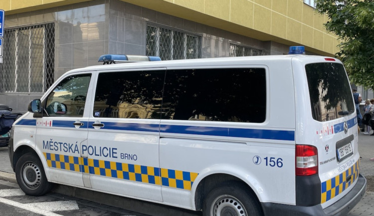Muž z Brna si dal prášky a alkohol, pak šel ukrást holicí strojek