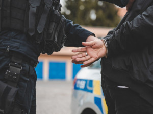 Muž vyhrožoval vystřílením diskotéky. Stíhá ho policie