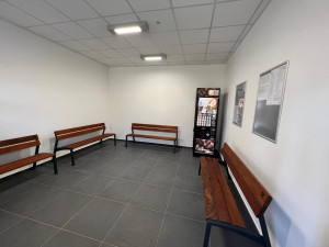 Výpravní budova ve Vimperku nabízí po opravě moderní zázemí pro cestující.