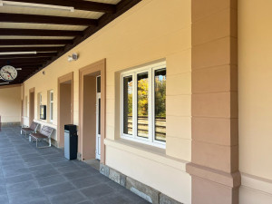 Výpravní budova ve Vimperku nabízí po opravě moderní zázemí pro cestující.