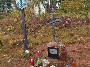 Památku tragicky zesnulého slavného Šumaváka Emila Kintzla připomíná pamětní kříž v Kašperských Horách. Stojí hned vedle křížku jeho syna Petra.