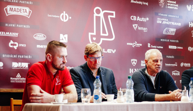 Zleva: Nový kapitán Martin Kryštof, trenér Vojtěch Zach a prezident klubu Jan Diviš.
