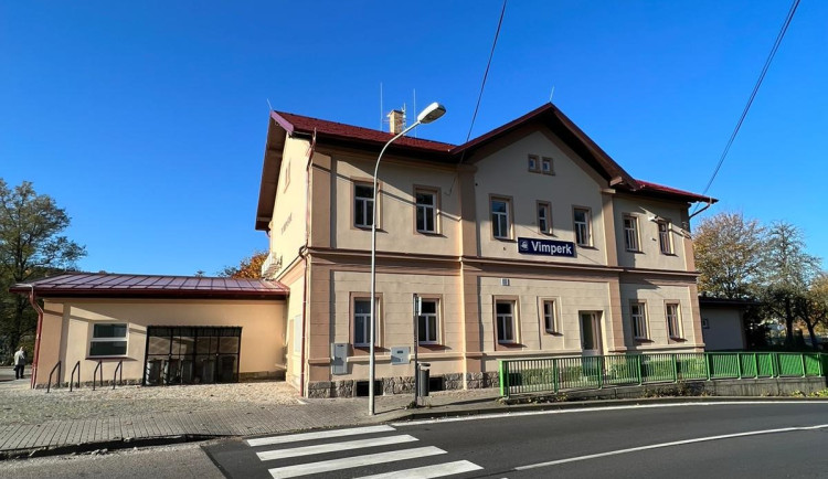 Výpravní budova ve Vimperku nabízí po opravě moderní zázemí pro cestující.