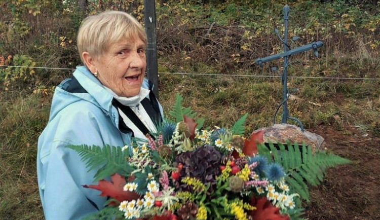 Křížek pro Emila Kintzla odhalila jeho manželka Naďa.