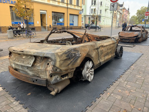 VIDEO: Vraky ukrajinských aut připomínají bombardování města Irpiň