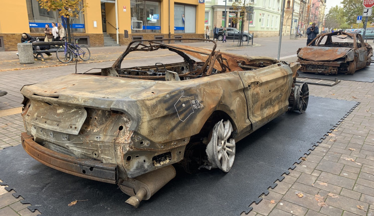 Každý automobil má svůj vlastní příběh, který se rozehraje po stisknutí tlačítka přímo na automobilu.