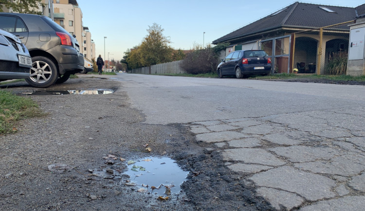 Praskliny a díry. Silnice na okraji Budějc čelí intenzivní dopravě