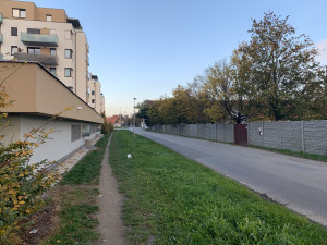 Na některých místech chodník je, jinde ale chybí, a tak vznikl alespoň provizorní.