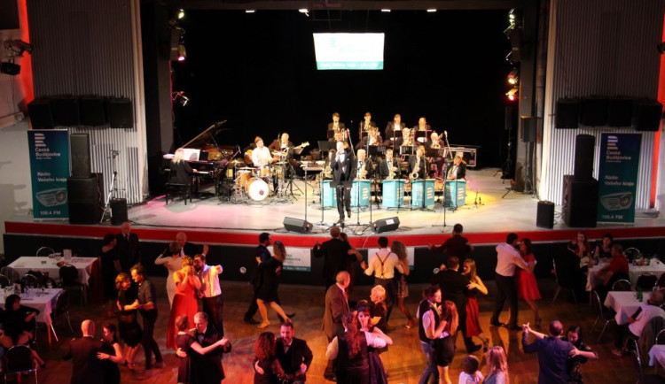Rozhlasová tančírna v budějovickém Metropolu v atraktivním obsazení opět nabídne příjemnou hudbu, tanec a dobrou náladu