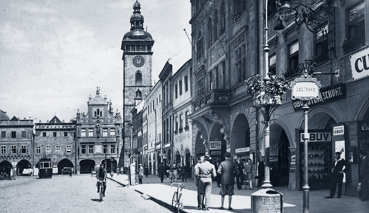 Náměstí s Černou věží kolem roku 1930.