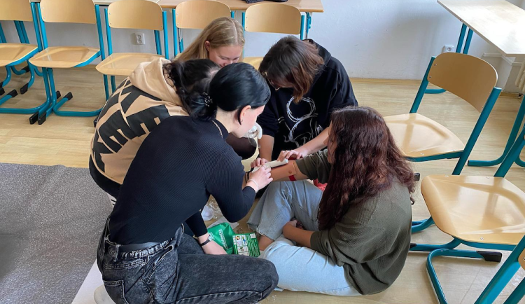 Studenti zachraňují životy při střetu osobního auta s koloběžkářem. Neumírej zbytečně!