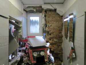 Nezajištěný traktor se rozjel a narazil do hotelu. Škoda jde do milionů korun