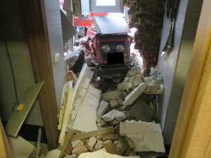 Nezajištěný traktor se rozjel a narazil do hotelu. Škoda jde do milionů korun