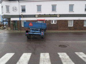 Nezajištěný traktor se rozjel a narazil do hotelu. Škoda jde do milionů korun