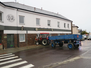 Nezajištěný traktor se rozjel a narazil do hotelu. Škoda jde do milionů korun