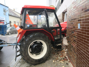 Nezajištěný traktor se rozjel a narazil do hotelu. Škoda jde do milionů korun