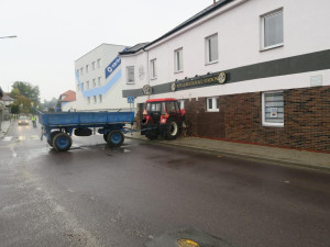 Nezajištěný traktor se rozjel a narazil do hotelu. Škoda jde do milionů korun
