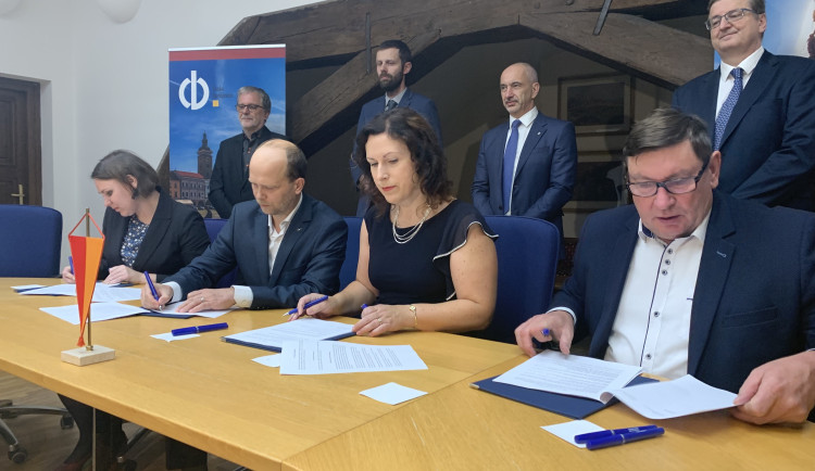 Koaliční smlouvu podepisují zleva: Zuzana Kudláčková (Piráti), Tomáš Bouzek (TOP 09), Dagmar Škodová Parmová (ODS) a Pavel Hroch (Jihočeši 2012).