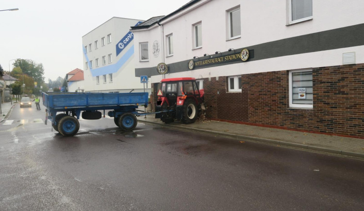 Nezajištěný traktor se rozjel a narazil do hotelu. Škoda jde do milionů korun