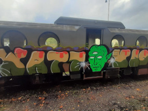 Vlak, který jezdil Českou Kanadou, někdo posprejoval