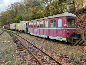 Neznámý vandal posprejoval několik vagonů.
