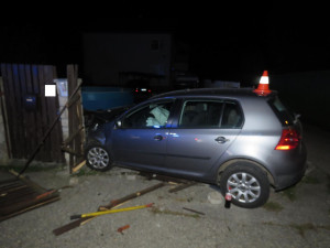 Opilý mladík naboural do kamenného plotu. Zraněného spolujezdce převezli do nemocnice