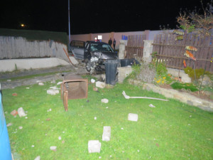 Opilý mladík naboural do kamenného plotu. Zraněného spolujezdce převezli do nemocnice