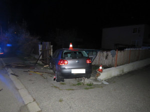 Opilý mladík naboural do kamenného plotu. Zraněného spolujezdce převezli do nemocnice