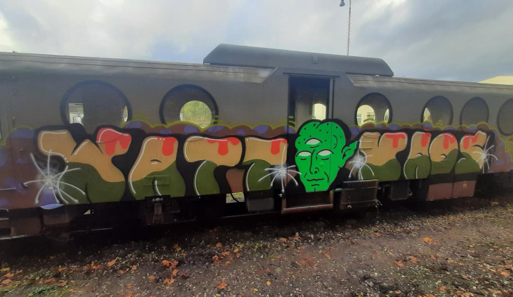 Neznámý vandal posprejoval několik vagonů.