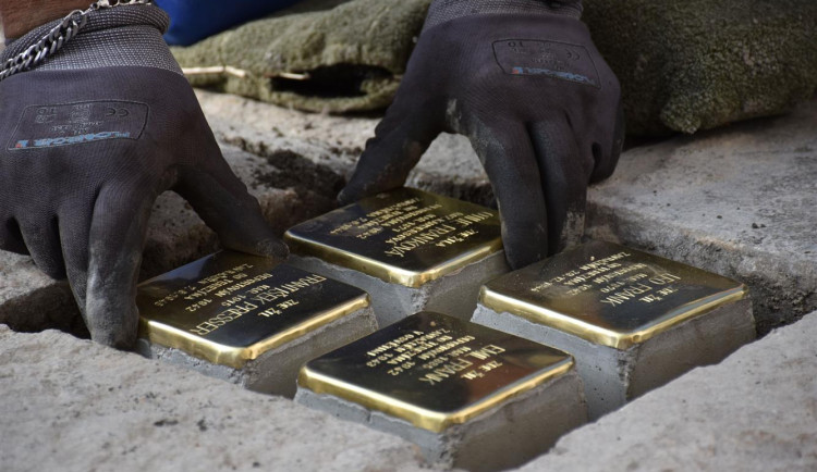 V ulicích města přibylo 13 nových Kamenů zmizelých.