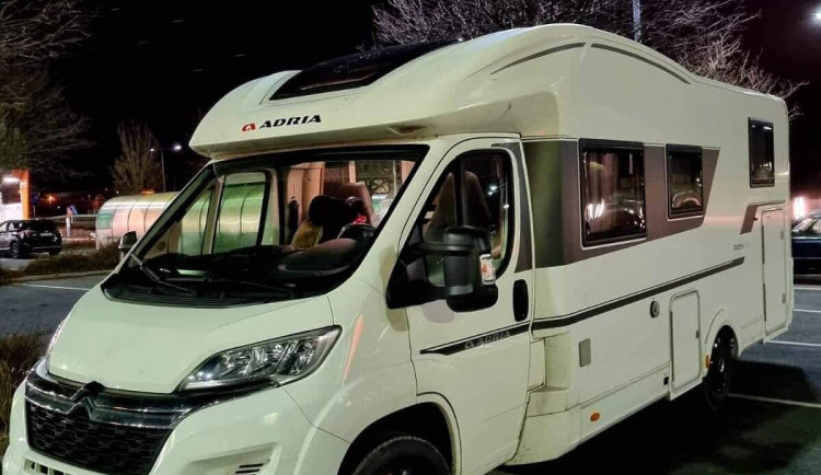 Policie vypátrala muže, který v létě ukradl karavan. Zloděj už je ve vězení