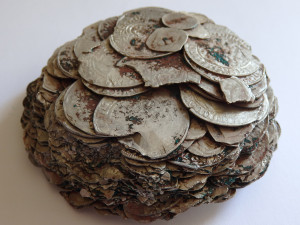 Ze země se začaly sypat zelené mince. Nálezce pokladu dostane 100 tisíc korun.