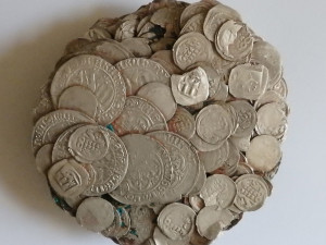 Ze země se začaly sypat zelené mince. Nálezce pokladu dostane 100 tisíc korun.