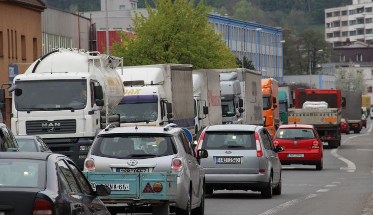 Hraniční přechod do Polska Náchod - Běloves ucpala auta mířící za nákupy