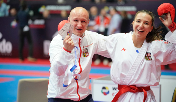 Karatistka Martina Šáchová a trenér Miroslav Hýsek.