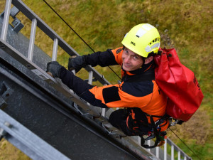 Hasiči na Zadově cvičili záchranu 16 lidí z lanovky