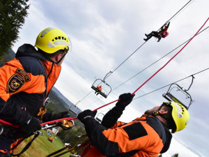 Hasiči na Zadově cvičili záchranu 16 lidí z lanovky