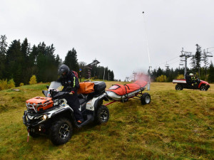 Hasiči na Zadově cvičili záchranu 16 lidí z lanovky