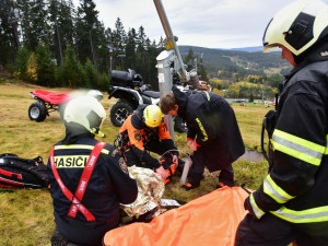 Hasiči na Zadově cvičili záchranu 16 lidí z lanovky