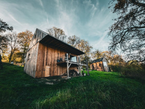 Slavné šumavské Tři domky vybudoval pražský kavárník, tyto tiny house zbožňují Češi i zahraniční návštěvníci